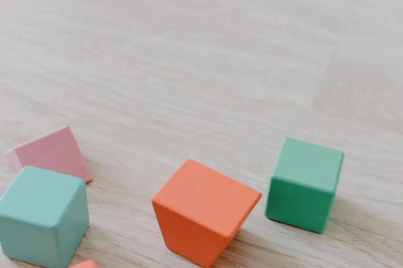 Cubes en bois colores poses sur un plan clair